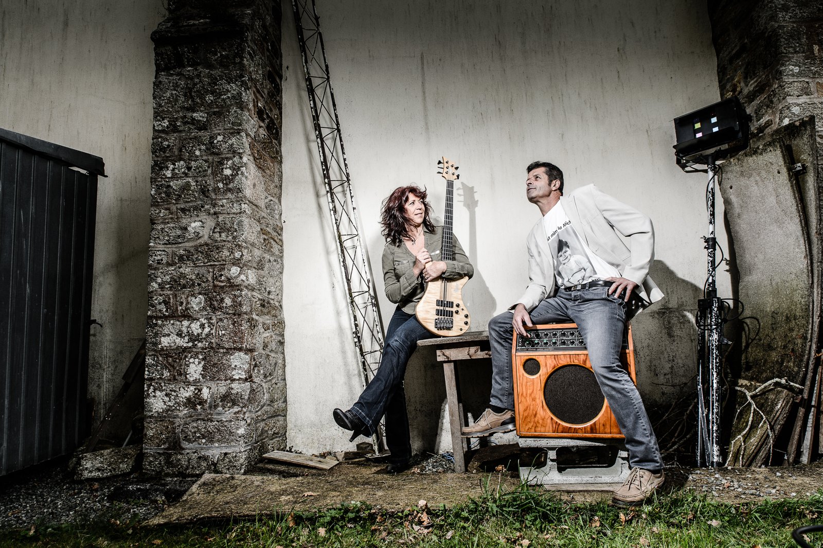 Isabelle Ropers-Doussal, bassiste, claviériste. Michel Le Romancer, chanteur, saxophoniste, accordéoniste